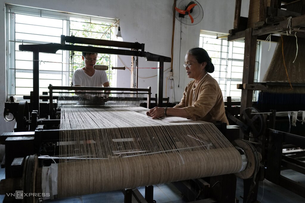 The Process of Making Lotus Silk from Stem